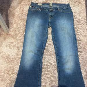 Så fina lågmidjade jeans från märket abercrombie and fitch ❤️ helt nyskick inga skador 