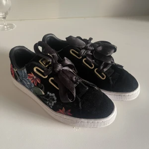 Puma skor - Skor från Puma i sammetsmaterial och broderade blommor. 