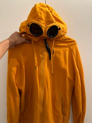 Cp Company hoodie size L - Size L fits M  Är som ny skick:10/10