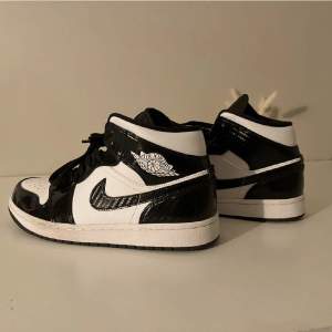 Säljer nu dessa super snygga jordans i denna glansiga upplaga, nypris 3999kr inga skador på skorna, endast använda några gånger. 
