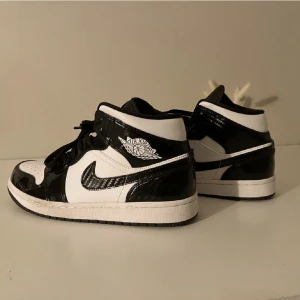 Jordans Air 1 ”carbon fiber” - Säljer nu dessa super snygga jordans i denna glansiga upplaga, nypris 3999kr inga skador på skorna, endast använda några gånger. 