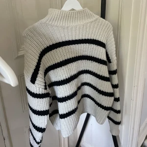 Stickad randig tröja - Stickad randig tröja från HM, använd men i bra skick. 