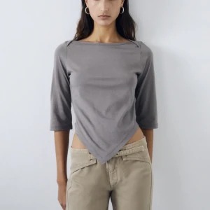 Gimaguas topp - Otroligt fin topp i grå / beige färg med fint skuren detalj. Helt ny. Nypris 800kr