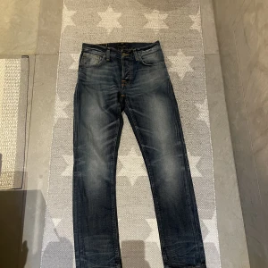  Nudie Jeans -  ett par as snygga och stilrena  nudie Jeans. Jeansen är i storlek 30 30.  Vid  funderingar är det bara att skriva ✍️ 