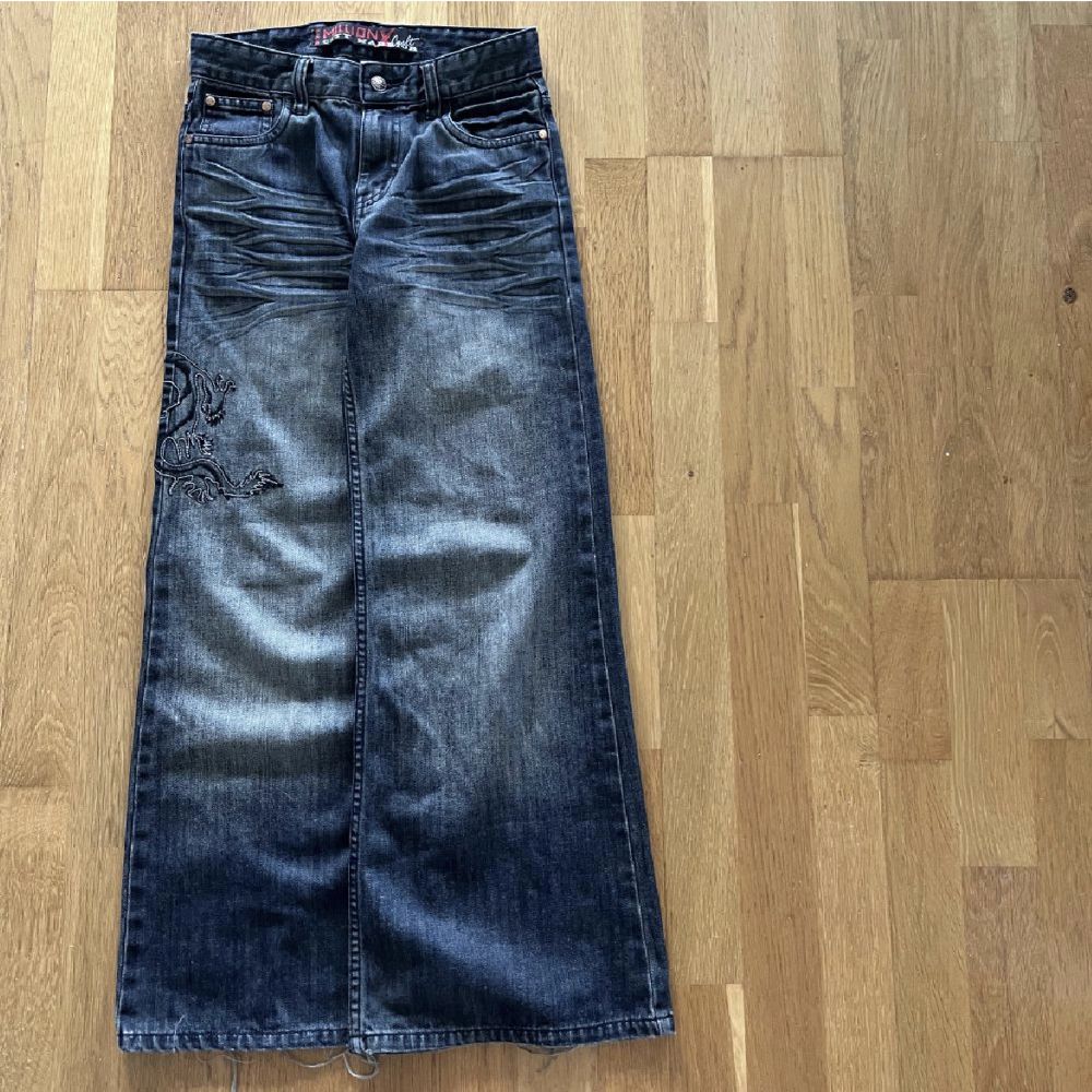 As feta as baggy vintage jeans från märket millionX. Säljer för att dom tyvärr var för små i midjan 29/30. Inte bara väldigt baggy utan ännu vidare nertill. Allmänt as feta med det skit snygga trycket vid ena benet.. Jeans & Byxor.
