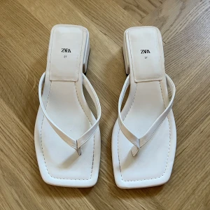 Klackar från Zara - Så snygga klackar från Zara! Endast använda ett fåtal gånger, storlek 37 🤍 Mindre defekt syns på bild 3. 