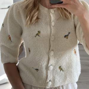 Så fin stickad tröja från ZARA 🤍   Skön att ha på sig, passar att ha alla årstider 🤍 Storlek M 🤍🧡