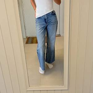 Snygga blå jeans från zara. Använda fåtal gånger men är i nyskick 💕(Jag är 164 cm lång)