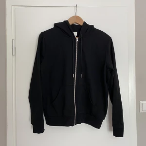 Svart zip-up - Från H&M, mjukt fleece-liknande insida 