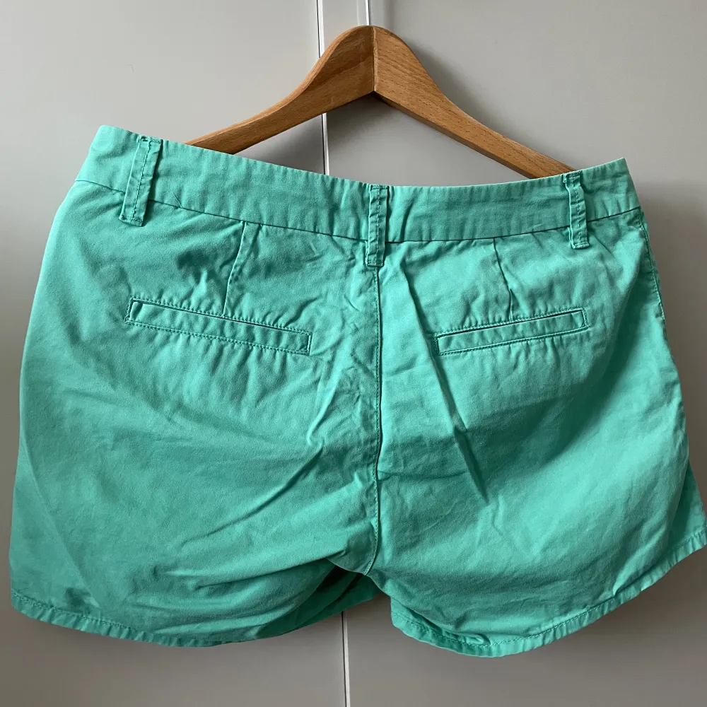 Ett par mintgröna i storlek 36, köpta på Lindex.. Shortsit.