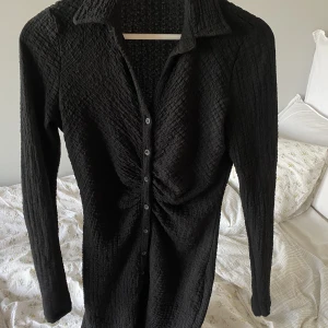 Svart klänning - Svart kort klänning. Aldrig använd 