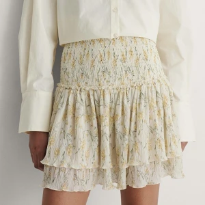 Volang kjol - Säljer denna kjol perfekt nu till sommaren. Aldrig använd så helt ny. 150kr + 54kr i frakt köparen står för frakten! Skriv för fler bilder. Strl 32 men passar mig som har Xs. 