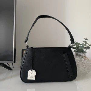 Don Donna väska - Don Donna! Aldrig använd. Nypris 599kr säljer för 300kr + frakt. 