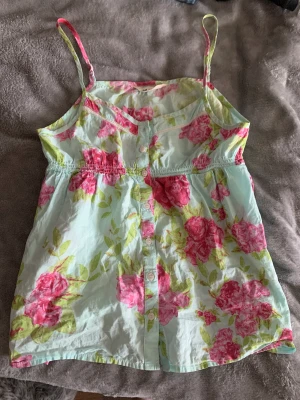 Somrig topp  - Supersöt blommig sommartopp!