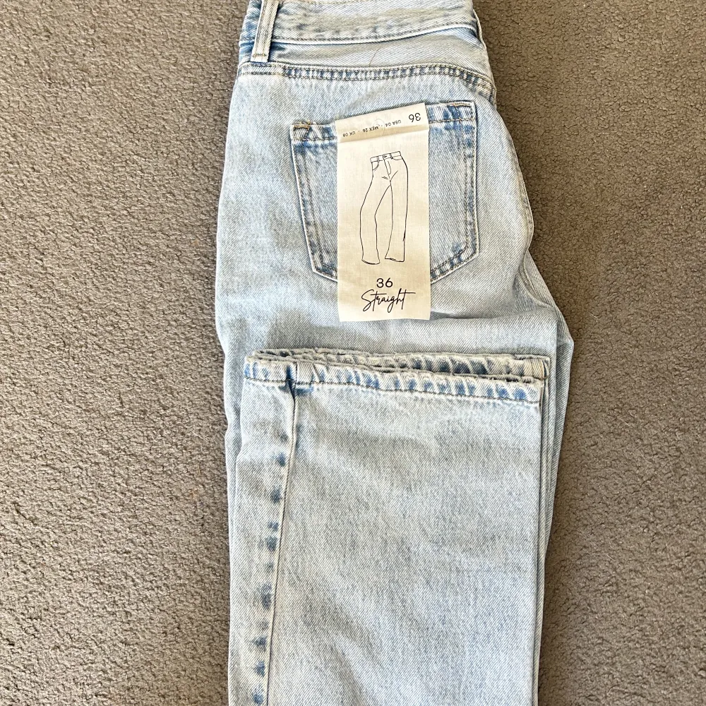 Säljer dessa oanvända ljusa jeans ifrån stradivarius i storlek 36 för 300 kr. Jeansen är i modellen straight och är väldigt fina på. bilderna är lånade. Köparen står för frakten och betalningen sker via swish.🩷. Jeans & Byxor.
