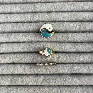 Ringar - Så söta ringar med blåa och rosa detaljer, de blåa är helt oanvända men den rosa lite mer och är därför lite sliten men man får den på köpet om man vill. Säljer för att de är för små för mig, priset kan diskuteras💞Originalpris 200kr.