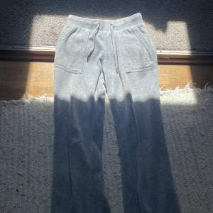 Gråa juicy byxor, bra kvalitet, bra skick och väldigt mysiga och sköna! Jag säljer dessa byxor pågrund av att de är försmå!❤️