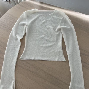 Topp A-dsgn - Topp från Alice Stenlöfs märke  Lite trådig här och där, se bild  