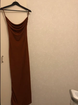 Klänning  - Jätte fint klänning jag har bara använt den en gång bra material,  Längd:118cm  Byst:77cm Midjastorlek :66cm Höft storlek: 75cm