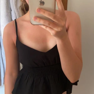 Svart vringad volangtopp - Intressekoll på denna älskade toppen. Så snygg och söt och perfekt till sommaren, både vardagligt och till festliga tillfällen. Pris går alltid diskutera🥰