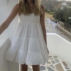 Zara klänning  - Köpt på zara sommaren 2022, andvänd ett fåtal gånger. Skriv för frågor eller funderingar.💕