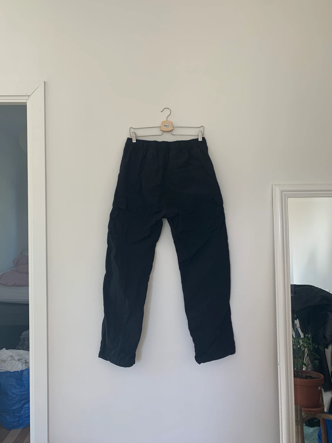 Svarta cargo byxor weekday  - 90