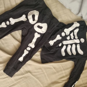 Sklett pyamas  - Ett sklett pyamas i stolek 80 från h&m. Fint använt skick 