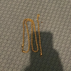 Kedja och LV glasögon  - Både kedjan och armbandet är 18k guld pläterad väldigt bra kvalitet kedjan är 60cm 6cm och armbandet är 19cm och 6cm. LV glasögonen är rep väldigt bra kvalitet. Guld setet kostar 900kr sen glasögonen för 600.