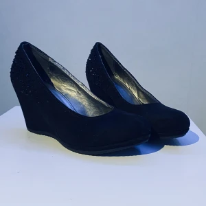 Säljer svarta klackskor - Säljer ett par svarta klackskor storlek 36, köptes för 500kr och har används en del så dom säljs för 100kr.