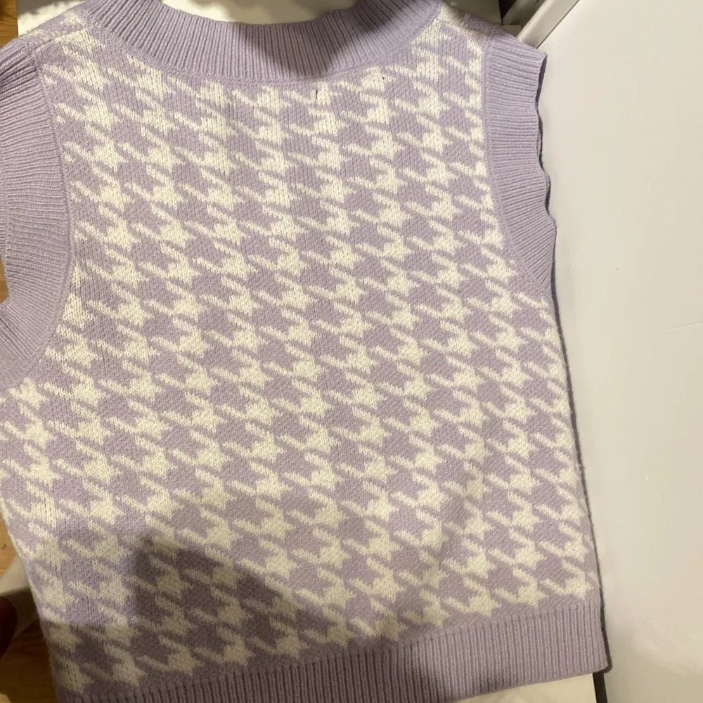 Säljer denna ”tröja som man kan ha över andra tröjor! Fin men används inte! Aldrig använd!!. Stickat.