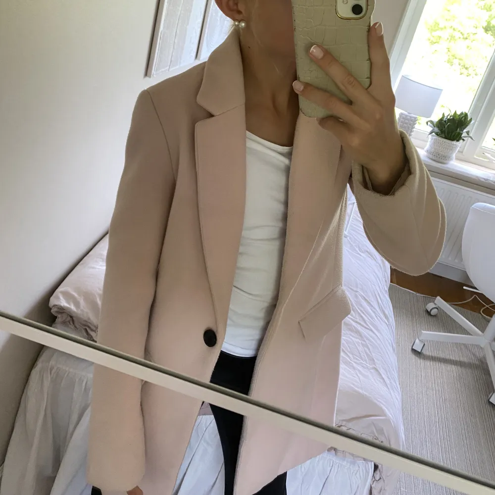 Superfin kappa i ljusrosa från Even & Odd. Sparsamt använd och i bra skick. Perfekt till vintern eller kallare vår/höst. Säljer på grund av att den tyvärr inte kommer till användning hos mig . Takit.