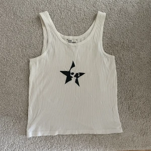 linne med tryck  - jättecoolt linne som jag köpte från plick, men var tyvärr för stort. Trycket är handmålat. Storlek M men sitter mer som en M/L. 