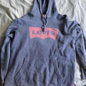 Levis tröja - Fin levis tröja som inte kommer till användning längre Mörkblå och storlek M men sitter som S