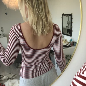 Rygglös tröja - Röd och vit randig tröja från H&M aldrig använd. Sitter bra och skönt material😊