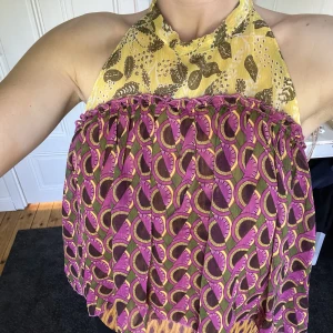 Toppar - Så fin topp från Zara. Endast använd 2 gånger. Strl Xs men passar även större. Öppen i ryggen 