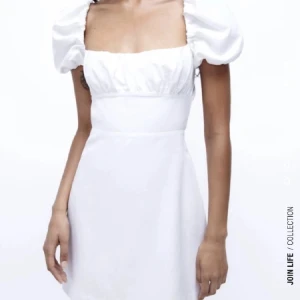 Zara klänning  - Köpte klänningen här på Plick, men den var för liten för mig, så den kan nog komma till användning för någon annan bättre …! ❤️ Den skulle varit perfekt för sommaren!! ☀️ (Köparen står för frakt, priset kan diskuteras…)  