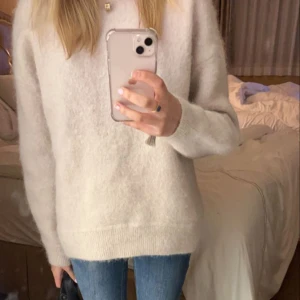 Kashmir tröja - Säljer snygg skön Kashmir tröja från soft goat. Använt bara en gång, säljer för var inte riktigt min stil!💓