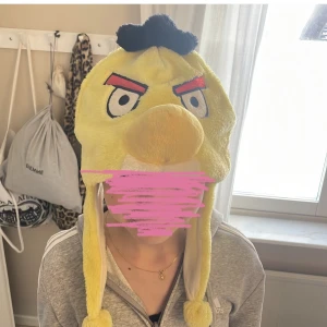 Angry bird  - Rolig mössa med angry bird gubbe