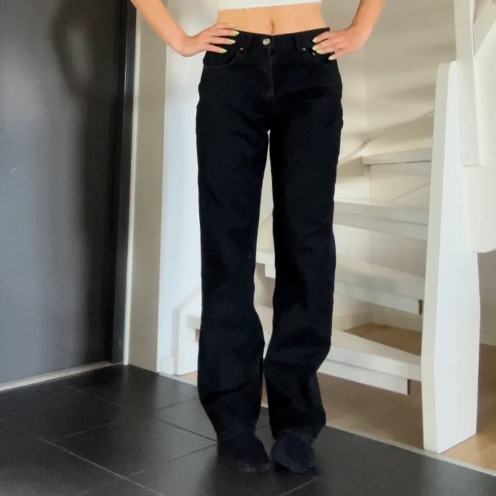 Knappt använda Gina tricot jeans i en sån fin modell!!! Använda ca 3-5 gånger. Storlek 38. Jag är 171 cm för referens🫶😊 . Jeans & Byxor.