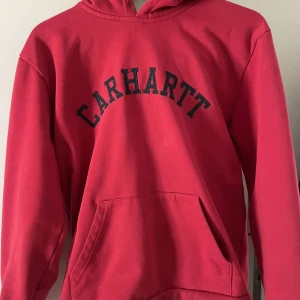 Carhartt hoodie - En röd Carhartt hoddie i strl M❤️ Bra skick och inga defekter! Köptes ny för 1500.