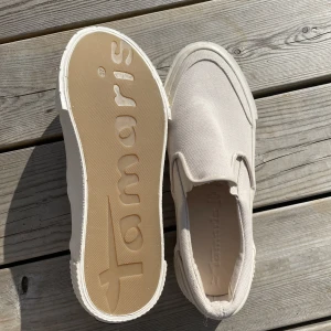 Tamaris sneakers - Hej! Säljer mina helt oanvända Tamaris låga sneakers, nypris 899kr! Perfekta nu till sommaren!