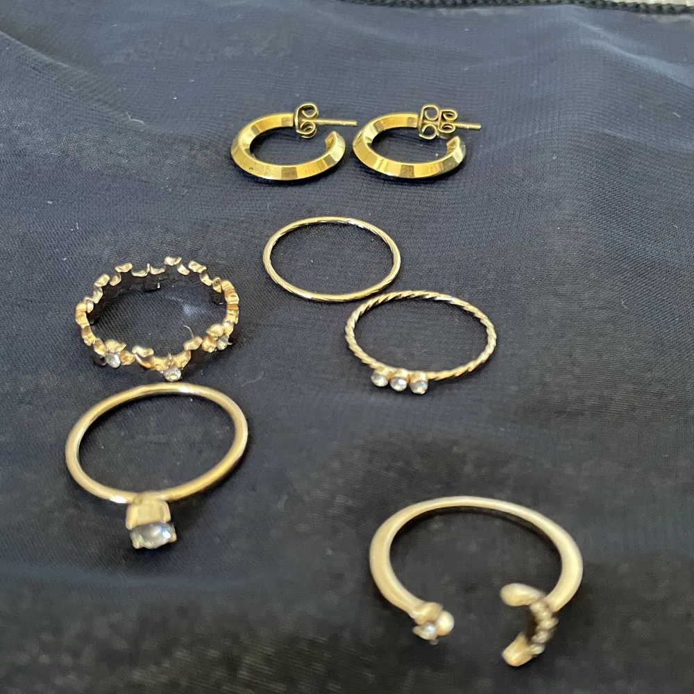 Endast guldiga smycken, har lite av diverse ting. Armband ringar örhängen, priserna är diskuterbara! Jag säljer två par örhängen från EDBLAD.  EDBLAD TAGGAR SÅLDA RINGAR SÅLDA  SVARTA STJÄRNOR SÅLDA!. Accessoarer.