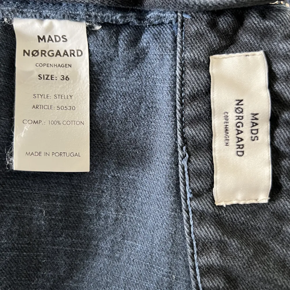 A-linjeformad jeanskjol Mads Nørgaard. Blågrå med fickor.. Kjolar.