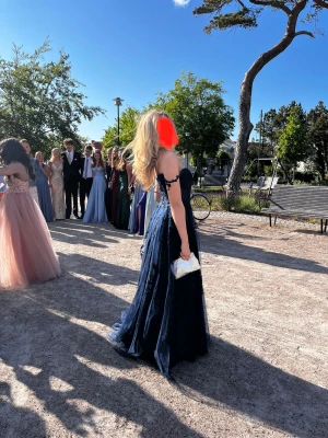Balklänning  - En super fin marinblå balklänning som bara har används 1 gång. Nypris 1500kr. Skriv privat för fler frågor💗