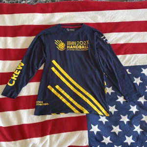 Poland Sweden Handboll 2023 Crew Merch  - Hej säljer denna fina och sällsynta crew merch från årets handbolls VM Storlek L men passformen är mer som en M eller S Vid frågor eller intresse skriv 