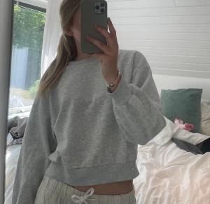 Tjocktröja - Jättefin tjocktröja från gina. Flitigt använd men ändå i bra skick. Säljer då den blivit för liten.