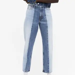 Unika tvåfärgade jeans från Monki!! Storlek 26, vilket motsvarar strl XS/34 enligt monkis storleksguide. Säljer pga att dem inte passar mig längre🌸🌸