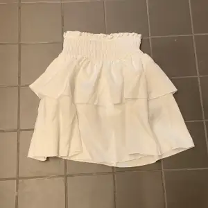 Säljer nu dessa två kjolar i storlek 11-12 år men skulle säga att dem är lite större i storleken, säljer en i vit och en i svart. Båda är från SHEIN och matrealet är lite ”plastigt”. Dem kosta 99 kr styck men säljer nu båda för 100kr!!❤️❤️