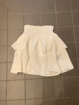 Två kjolar - Säljer nu dessa två kjolar i storlek 11-12 år men skulle säga att dem är lite större i storleken, säljer en i vit och en i svart. Båda är från SHEIN och matrealet är lite ”plastigt”. Dem kosta 99 kr styck men säljer nu båda för 100kr!!❤️❤️