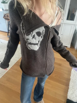 Hunkydory Tröja - Säljer denna super fina tröja/kofta med en döskalle på. Den är ifrån Hunkydory. Perfekt att ha på en sen sommarkväll eller ha på hösten. Storlek L men passar även mindre storlekar. Kan sänka pris vid snabb affär🩷🩷